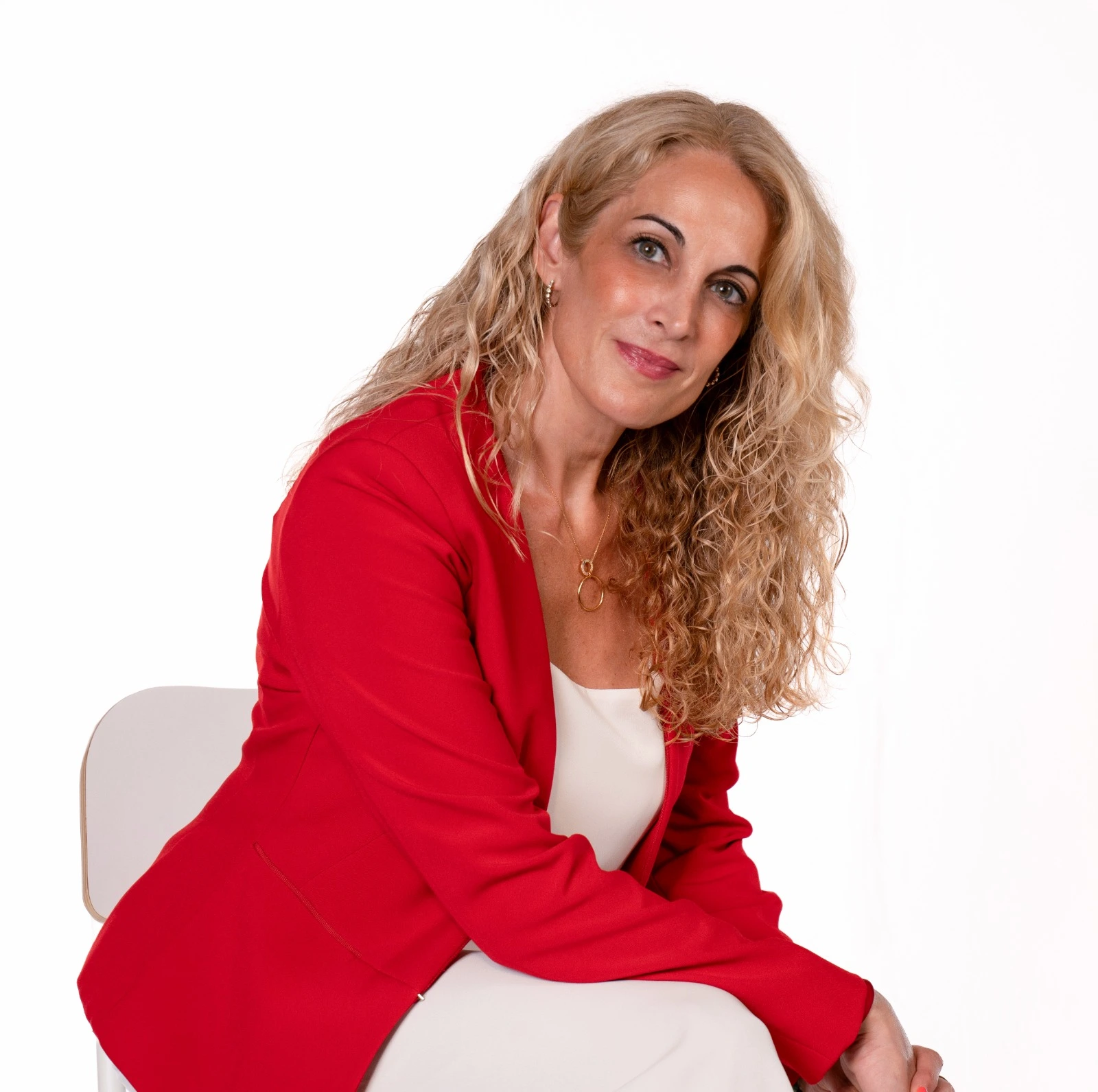 Anna González, sexcoach, de frente y sobre fondo neutro